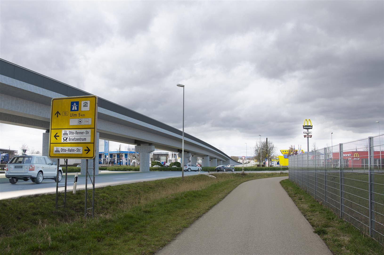 Brücke B10 über die Otto-Hahn - / Otto-RennerStraße Brücke B10 über die Otto-Hahn - / Otto-RennerStraße